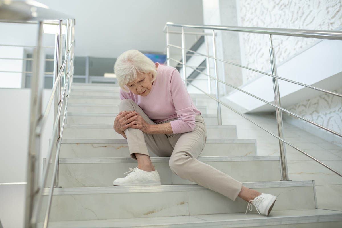 What Causes Knee Pain When Going Down Stairs?